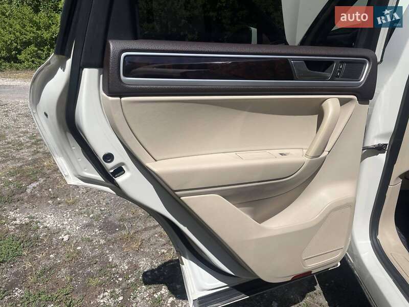 Позашляховик / Кросовер Volkswagen Touareg 2011 в Хмельницькому