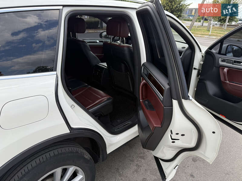 Внедорожник / Кроссовер Volkswagen Touareg 2011 в Киеве