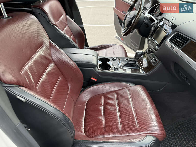 Внедорожник / Кроссовер Volkswagen Touareg 2011 в Киеве