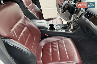 Внедорожник / Кроссовер Volkswagen Touareg 2011 в 