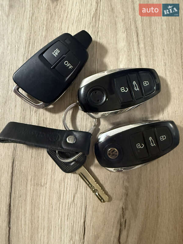 Внедорожник / Кроссовер Volkswagen Touareg 2011 в Киеве