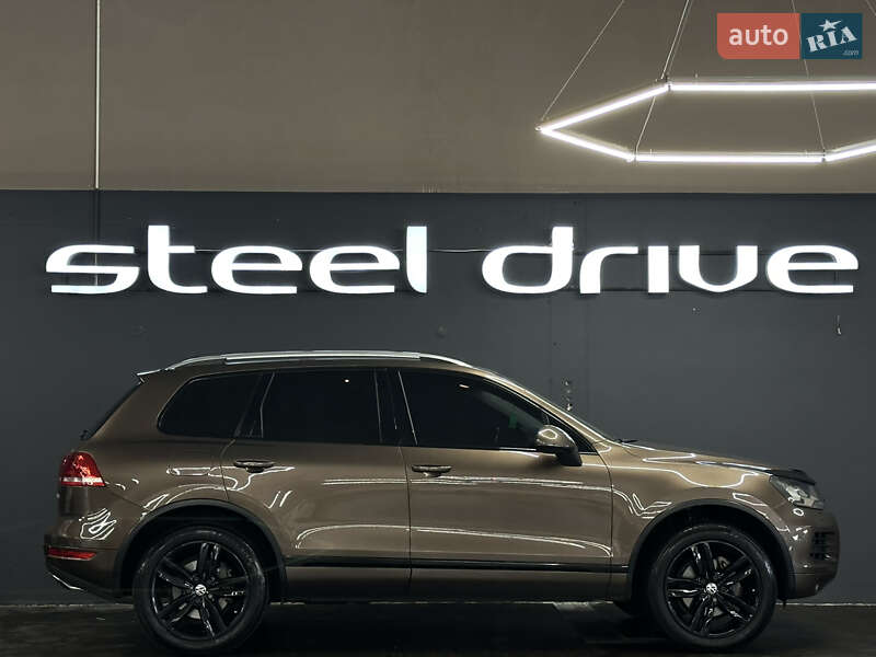 Внедорожник / Кроссовер Volkswagen Touareg 2012 в Николаеве