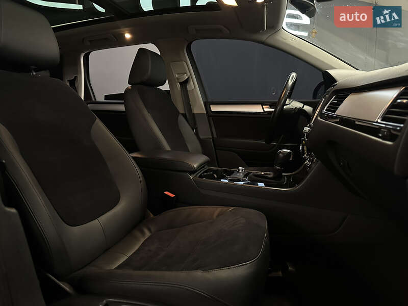 Внедорожник / Кроссовер Volkswagen Touareg 2012 в Николаеве