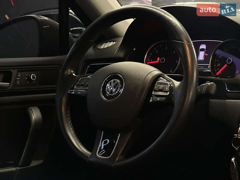 Внедорожник / Кроссовер Volkswagen Touareg 2012 в Николаеве