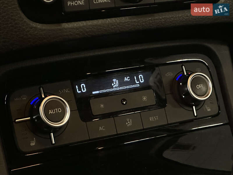 Внедорожник / Кроссовер Volkswagen Touareg 2012 в Николаеве