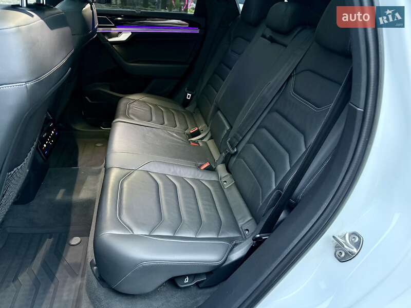 Позашляховик / Кросовер Volkswagen Touareg 2019 в Хусті