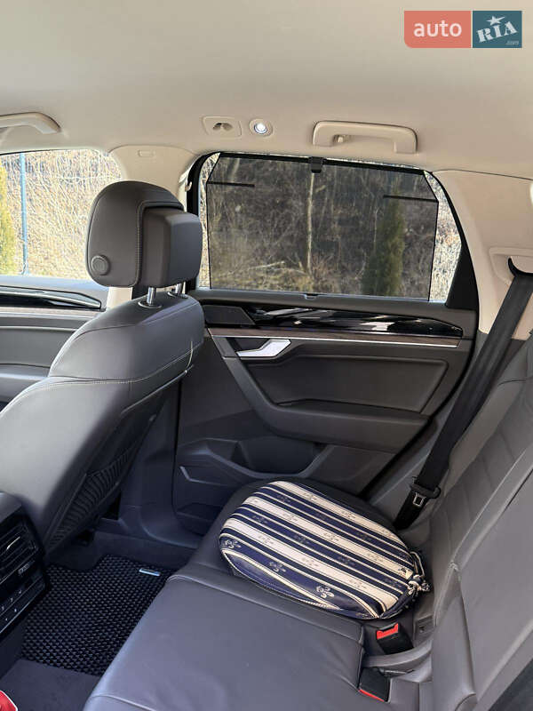 Позашляховик / Кросовер Volkswagen Touareg 2018 в Івано-Франківську