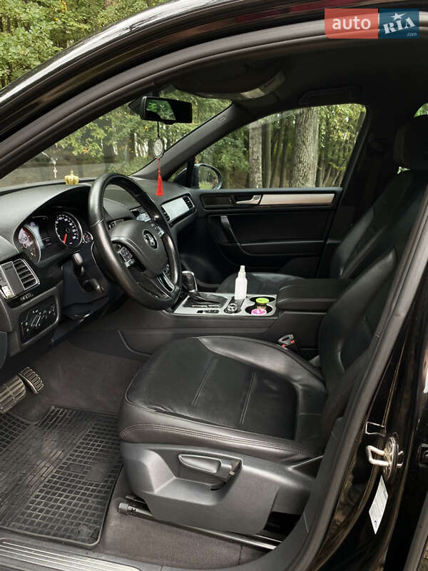 Внедорожник / Кроссовер Volkswagen Touareg 2011 в Ровно