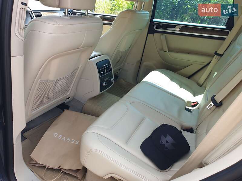 Внедорожник / Кроссовер Volkswagen Touareg 2015 в Житомире