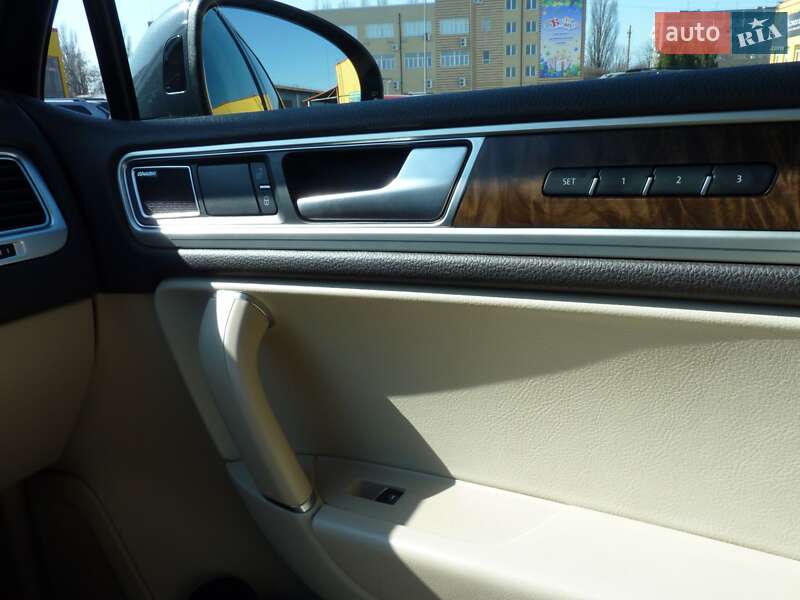 Внедорожник / Кроссовер Volkswagen Touareg 2015 в Житомире