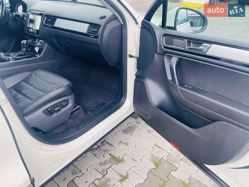 Внедорожник / Кроссовер Volkswagen Touareg 2010 в Черновцах