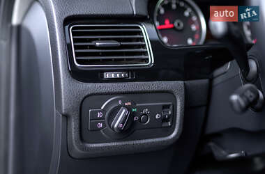 Позашляховик / Кросовер Volkswagen Touareg 2012 в 
