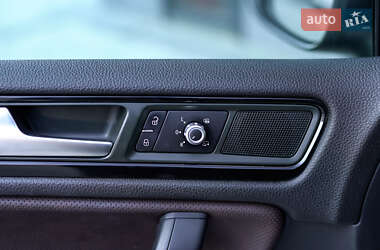 Позашляховик / Кросовер Volkswagen Touareg 2012 в 