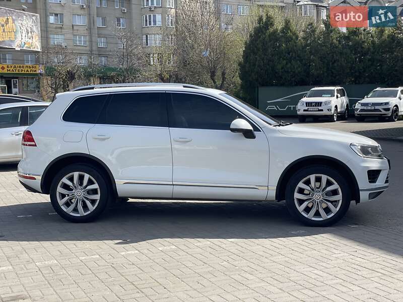 Внедорожник / Кроссовер Volkswagen Touareg 2014 в Черновцах