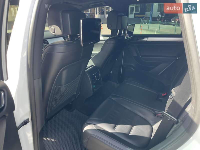 Внедорожник / Кроссовер Volkswagen Touareg 2014 в Черновцах