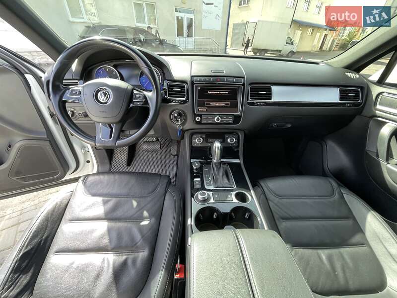 Внедорожник / Кроссовер Volkswagen Touareg 2014 в Черновцах