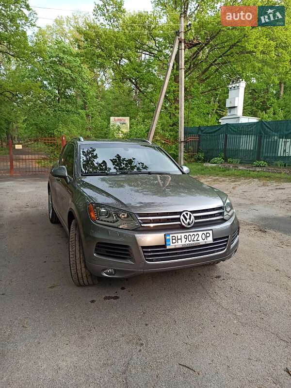 Позашляховик / Кросовер Volkswagen Touareg 2012 в Києві