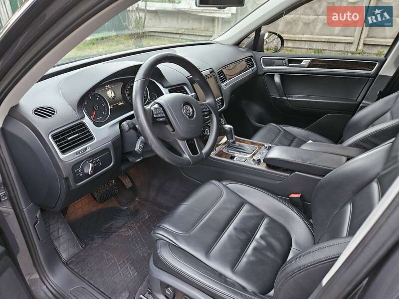 Внедорожник / Кроссовер Volkswagen Touareg 2012 в Киеве