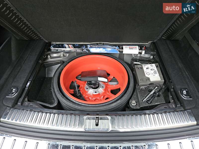 Внедорожник / Кроссовер Volkswagen Touareg 2012 в Киеве