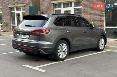 Внедорожник / Кроссовер Volkswagen Touareg 2019 в 