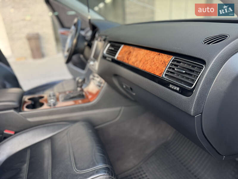 Внедорожник / Кроссовер Volkswagen Touareg 2010 в Ровно