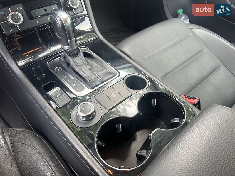 Внедорожник / Кроссовер Volkswagen Touareg 2011 в Броварах