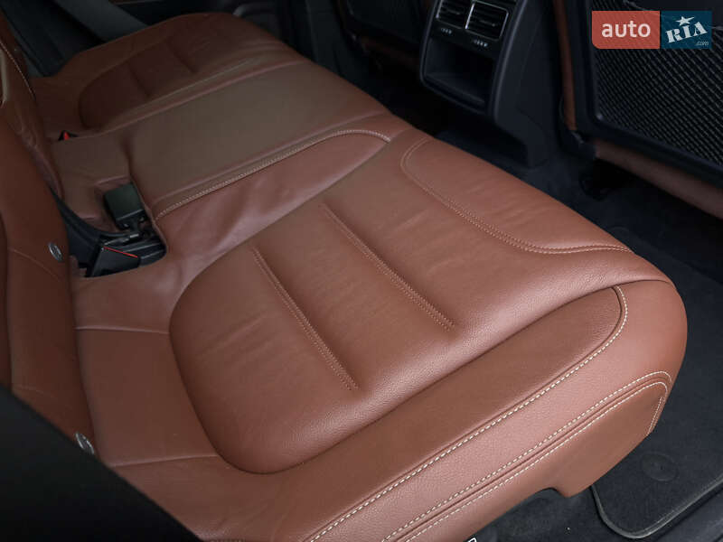 Внедорожник / Кроссовер Volkswagen Touareg 2015 в Тернополе
