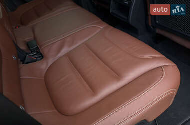 Внедорожник / Кроссовер Volkswagen Touareg 2015 в 