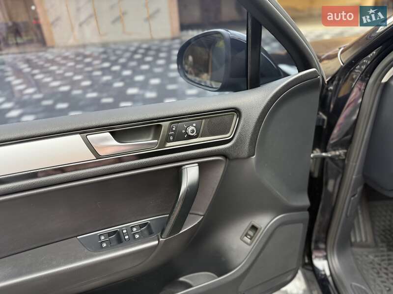 Позашляховик / Кросовер Volkswagen Touareg 2011 в Міжгір'ї