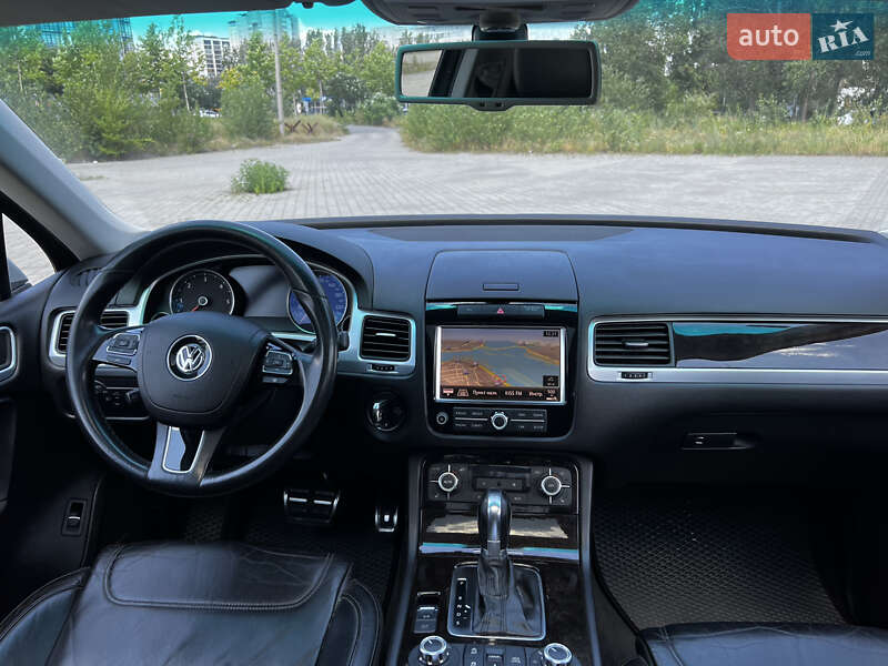 Внедорожник / Кроссовер Volkswagen Touareg 2011 в Днепре