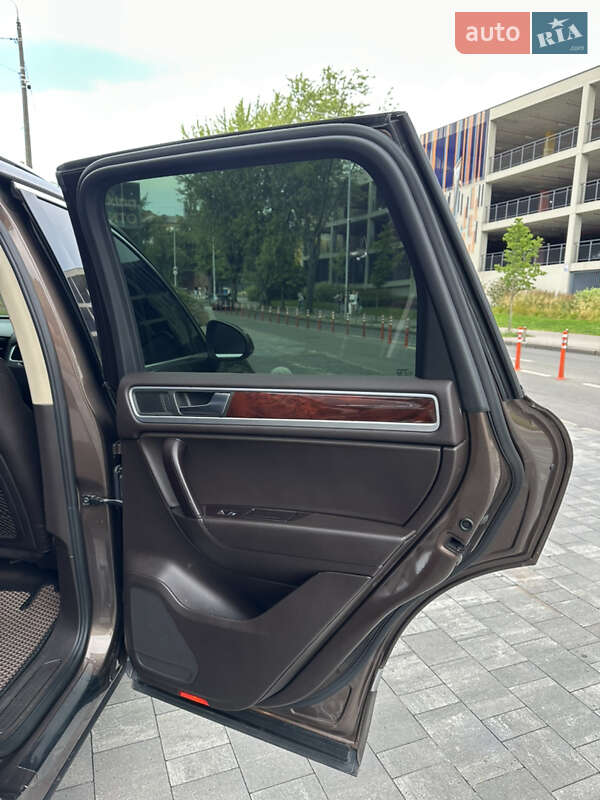 Позашляховик / Кросовер Volkswagen Touareg 2012 в Києві