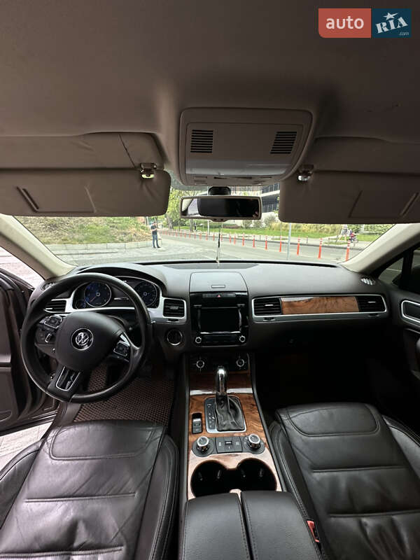 Позашляховик / Кросовер Volkswagen Touareg 2012 в Києві
