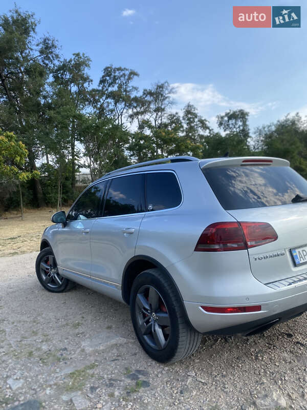 Позашляховик / Кросовер Volkswagen Touareg 2011 в Запоріжжі