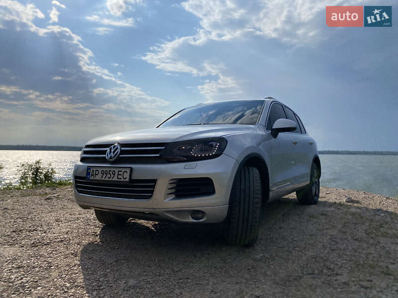 Позашляховик / Кросовер Volkswagen Touareg 2011 в Запоріжжі