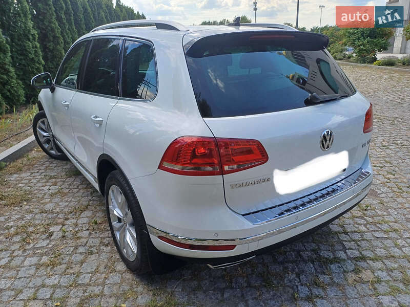 Позашляховик / Кросовер Volkswagen Touareg 2016 в Києві