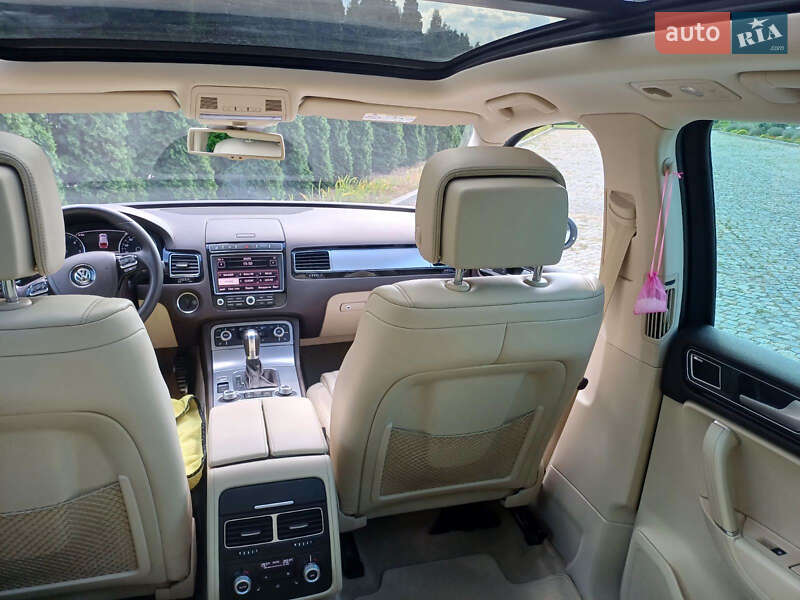 Позашляховик / Кросовер Volkswagen Touareg 2016 в Києві