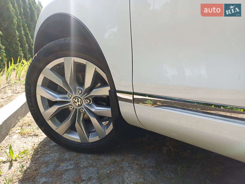 Позашляховик / Кросовер Volkswagen Touareg 2016 в Києві