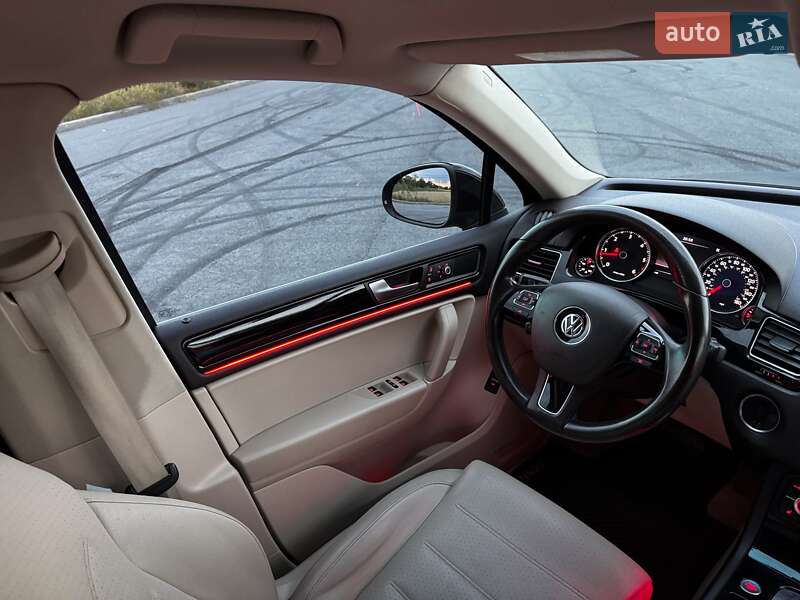 Внедорожник / Кроссовер Volkswagen Touareg 2013 в Ровно