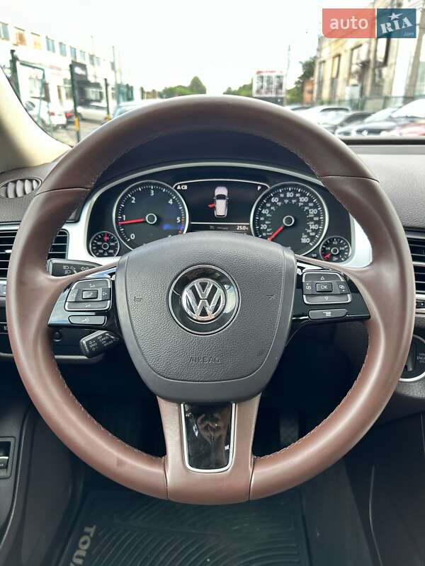Внедорожник / Кроссовер Volkswagen Touareg 2014 в Сумах