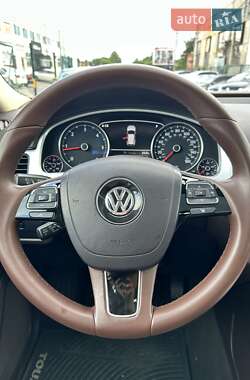 Позашляховик / Кросовер Volkswagen Touareg 2014 в 