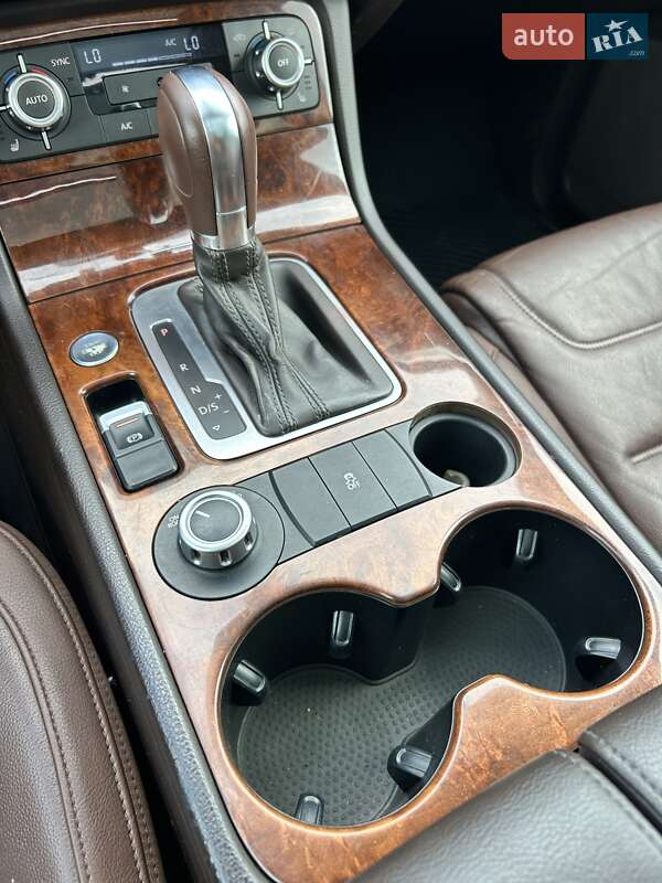 Внедорожник / Кроссовер Volkswagen Touareg 2014 в Сумах