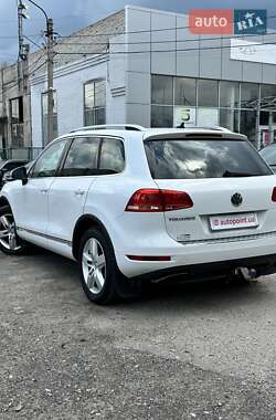 Позашляховик / Кросовер Volkswagen Touareg 2014 в 