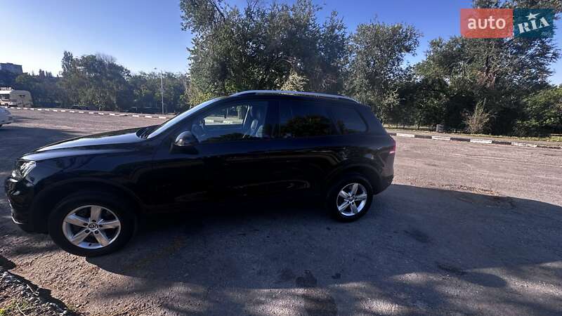 Позашляховик / Кросовер Volkswagen Touareg 2011 в Запоріжжі