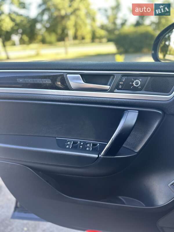 Позашляховик / Кросовер Volkswagen Touareg 2011 в Запоріжжі