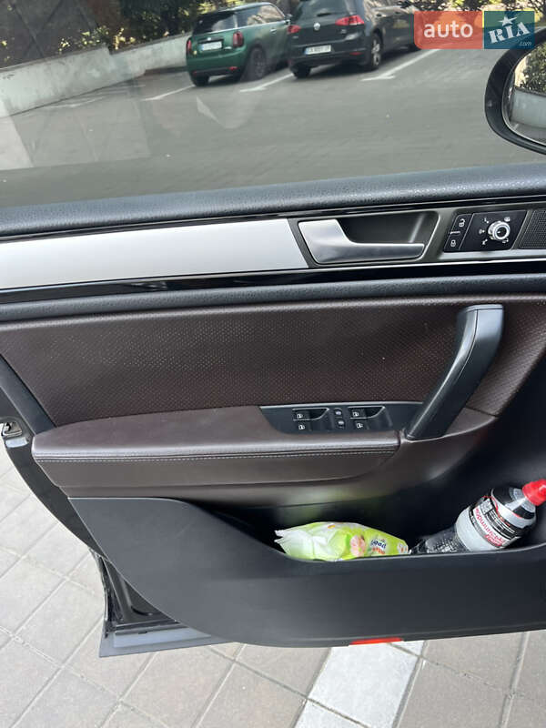 Позашляховик / Кросовер Volkswagen Touareg 2011 в Черкасах