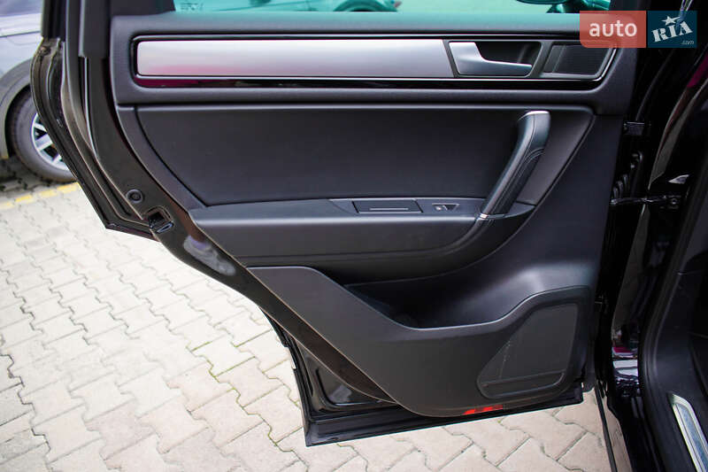 Внедорожник / Кроссовер Volkswagen Touareg 2014 в Житомире