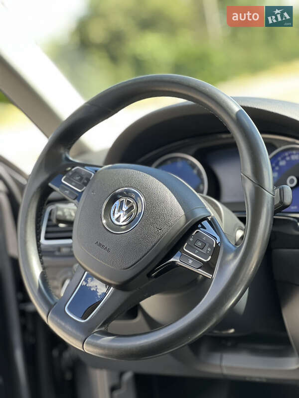 Внедорожник / Кроссовер Volkswagen Touareg 2012 в Жмеринке
