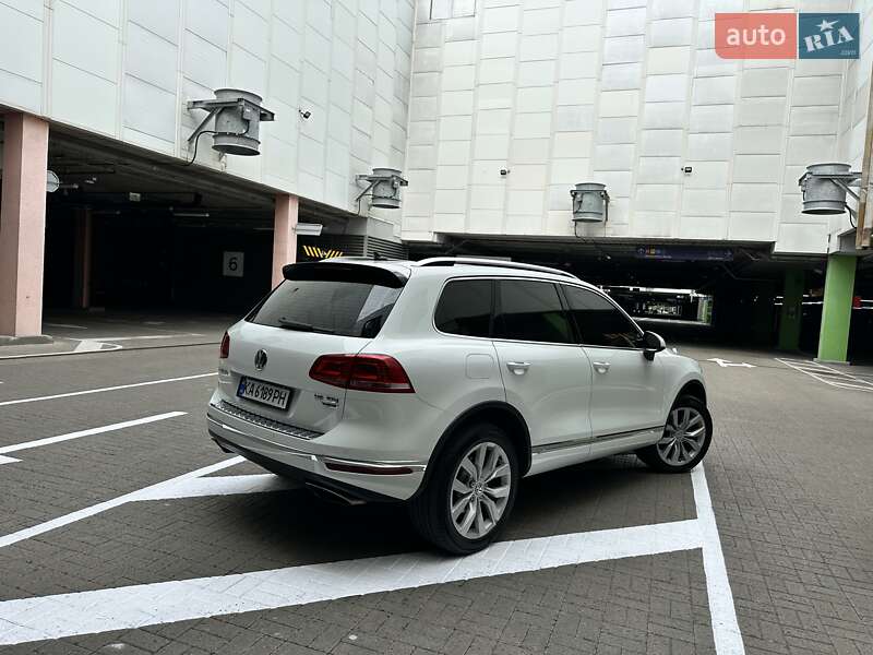 Позашляховик / Кросовер Volkswagen Touareg 2016 в Києві