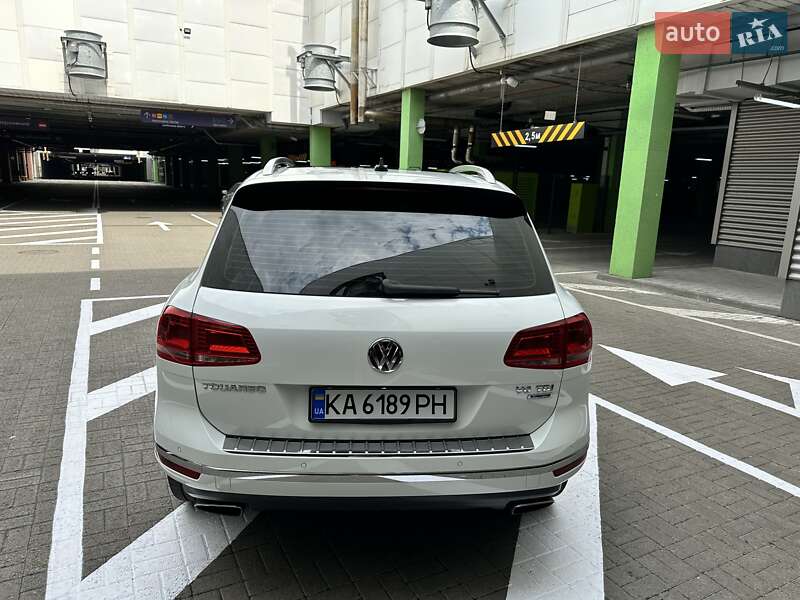 Позашляховик / Кросовер Volkswagen Touareg 2016 в Києві