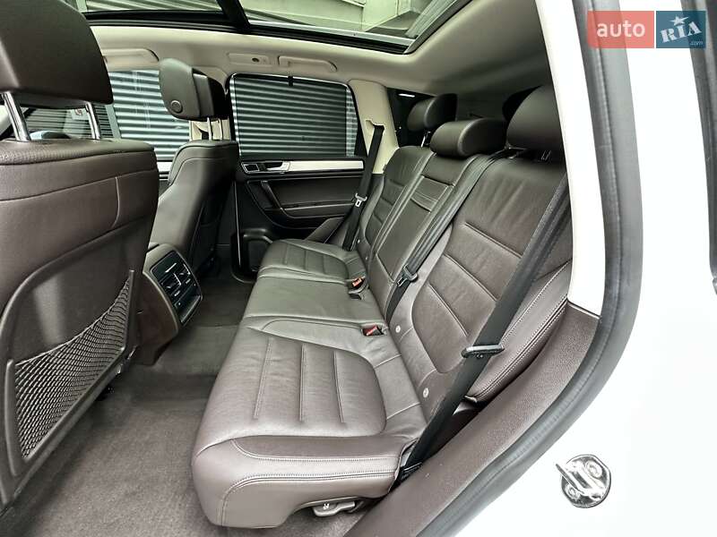 Позашляховик / Кросовер Volkswagen Touareg 2016 в Києві